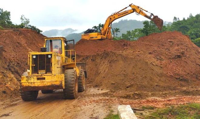 Thông tuyến nhiều vị trí trí sạt lở trên đường Trường Sơn Đông sau mưa lớn kéo dài - Ảnh 2.