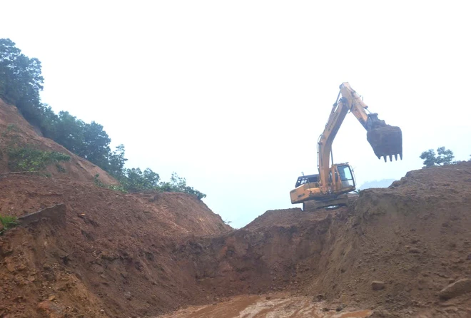 Thông tuyến nhiều vị trí trí sạt lở trên đường Trường Sơn Đông sau mưa lớn kéo dài - Ảnh 8.