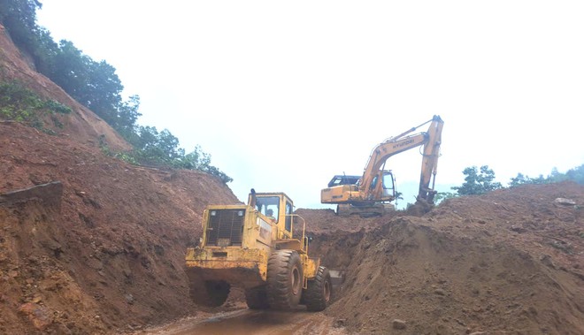 Thông tuyến nhiều vị trí trí sạt lở trên đường Trường Sơn Đông sau mưa lớn kéo dài - Ảnh 6.