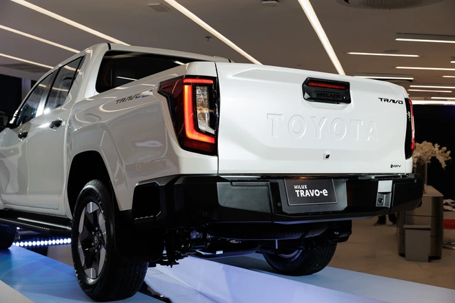 Ảnh thực tế Toyota Hilux 2026 bản thuần điện - Ảnh 3.