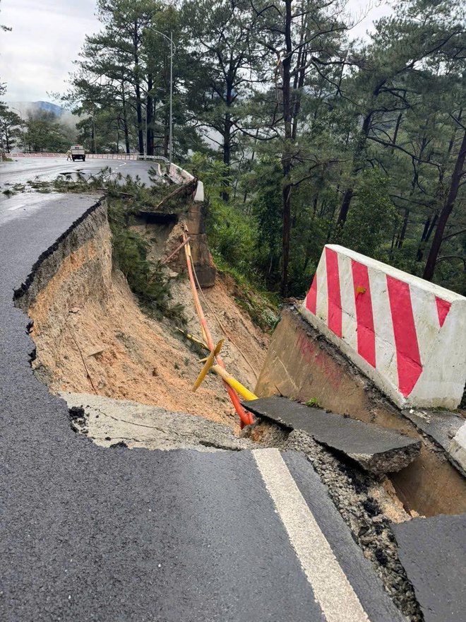 Nhiều tuyến đường đèo tại khu vực miền Trung Tây Nguyên xảy ra sạt lở nghiêm trọng- Ảnh 4. Nhiều tuyến đường đèo tại khu vực miền Trung Tây Nguyên xảy ra sạt lở nghiêm trọng- Ảnh 4.