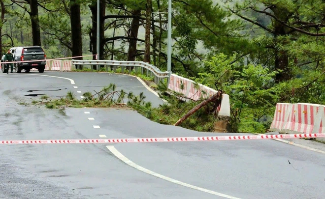 Nhiều tuyến đường đèo tại khu vực miền Trung Tây Nguyên xảy ra sạt lở nghiêm trọng- Ảnh 2. Nhiều tuyến đường đèo tại khu vực miền Trung Tây Nguyên xảy ra sạt lở nghiêm trọng- Ảnh 2.