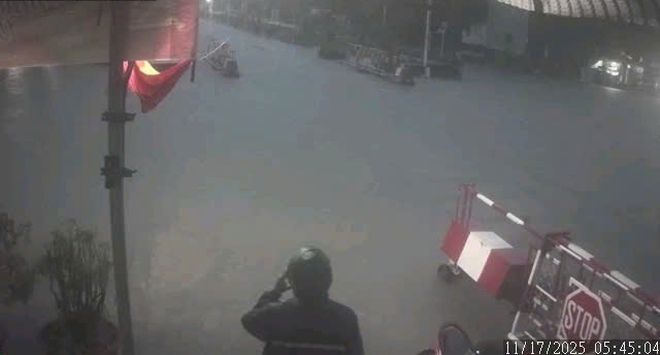 Nước ngập sâu trên 250mm, nhiều chuyến tàu phải nằm đợi tại Khánh Hòa - Ảnh 2.