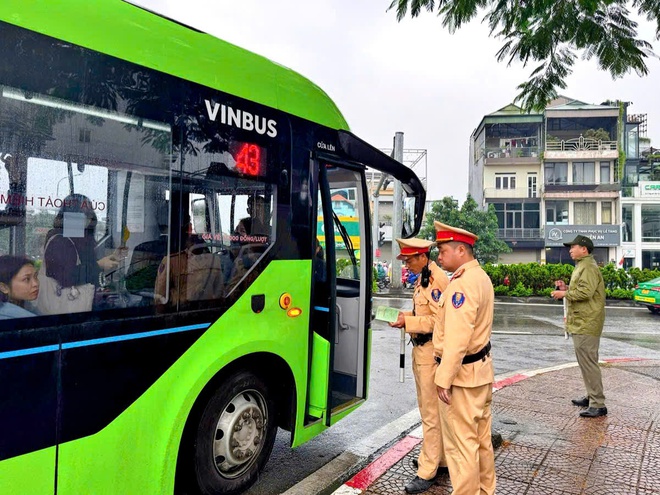 Hà Nội: Xử lý nhiều xe buýt chạy không đúng lộ trình gây lên cầu Chương Dương - Ảnh 5.