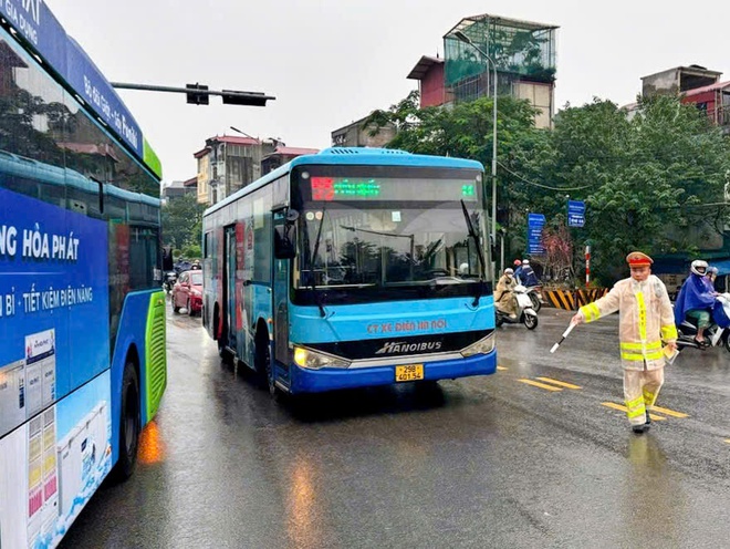 Hà Nội: Xử lý nhiều xe buýt chạy không đúng lộ trình gây lên cầu Chương Dương - Ảnh 2.