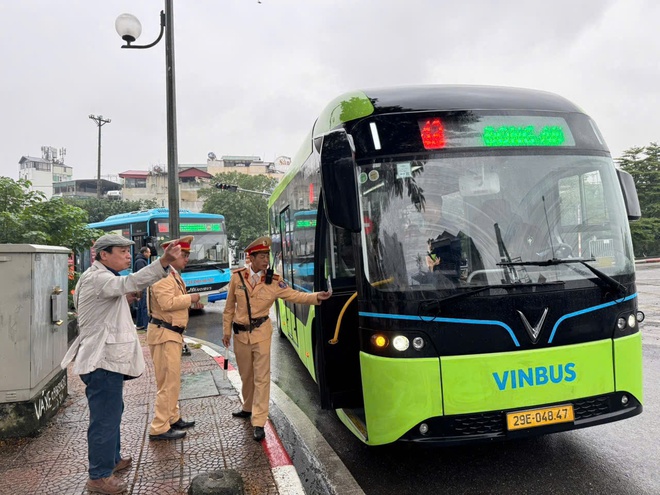 Hà Nội: Xử lý nhiều xe buýt chạy không đúng lộ trình gây lên cầu Chương Dương - Ảnh 4.