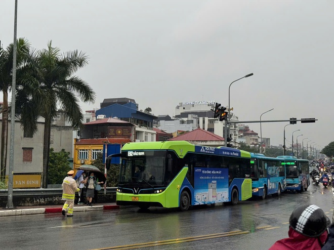 Hà Nội: Xử lý nhiều xe buýt chạy không đúng lộ trình gây lên cầu Chương Dương - Ảnh 3.
