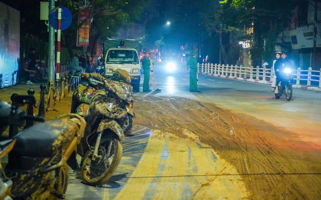 Hà Nội: Xử lý tài xế xe tải làm rơi vãi bùn đất xuống đường gây mất ATGT- Ảnh 2.