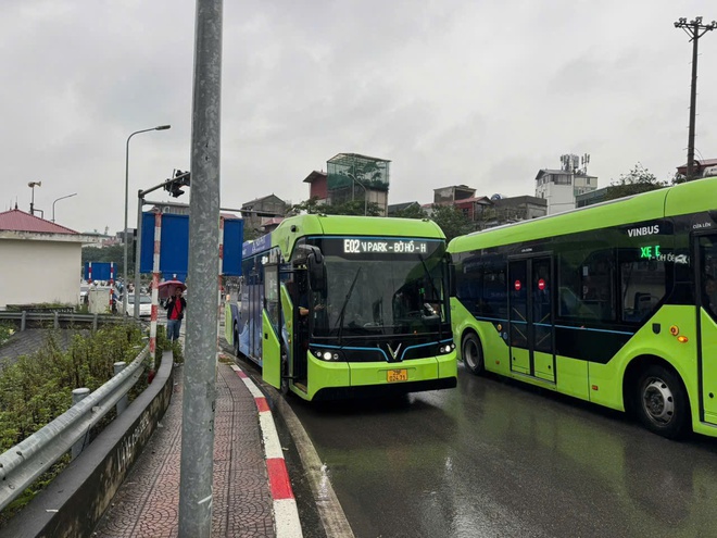 Hà Nội: Xử lý nhiều xe buýt chạy không đúng lộ trình gây lên cầu Chương Dương - Ảnh 1.