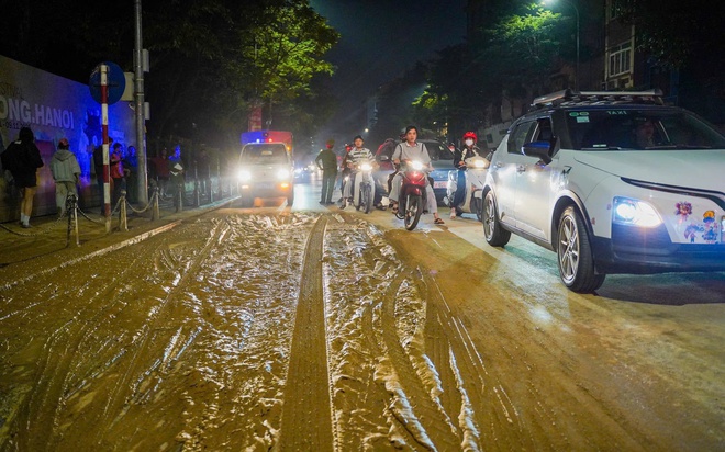 Hà Nội: Xử lý tài xế xe tải làm rơi vãi bùn đất xuống đường gây mất ATGT- Ảnh 1.