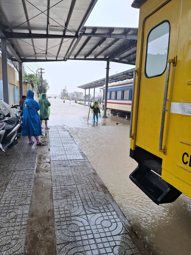 Ngừng chạy nhiều đoàn tàu do mưa lũ- Ảnh 2. Ngừng chạy nhiều đoàn tàu do mưa lũ- Ảnh 2.