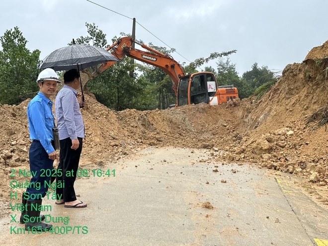 Đà Nẵng: Sạt lở nghiêm trọng gây đứt đường nhiều vị trí trên tuyến Trường Sơn Đông - Ảnh 2.