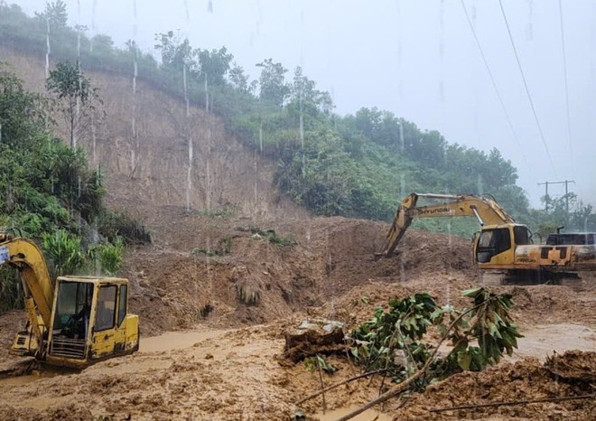 Đà Nẵng: Sạt lở nghiêm trọng gây đứt đường nhiều vị trí trên tuyến Trường Sơn Đông - Ảnh 1.