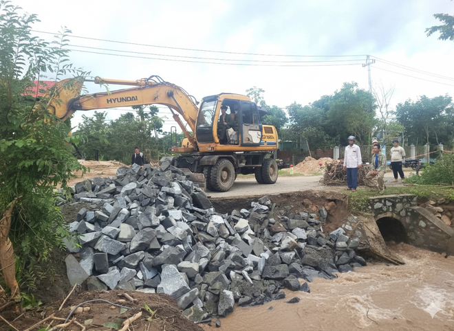 Mưa lũ, sạt lở lịch sử ở Nam Trung bộ: Canh đường, đảm bảo giao thông, phục vụ cứu hộ cứu nạn - Ảnh 8.