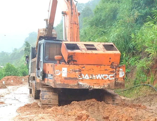 Mưa lũ, sạt lở lịch sử ở Nam Trung bộ: Canh đường, đảm bảo giao thông, phục vụ cứu hộ cứu nạn - Ảnh 10.