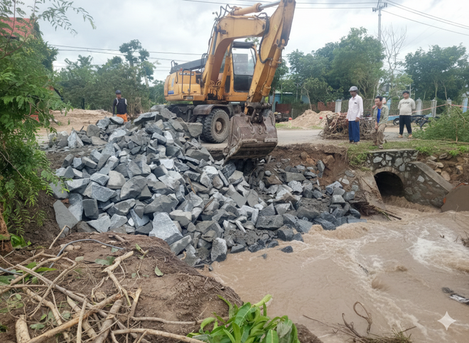 Mưa lũ, sạt lở lịch sử ở Nam Trung bộ: Canh đường, đảm bảo giao thông, phục vụ cứu hộ cứu nạn - Ảnh 7.