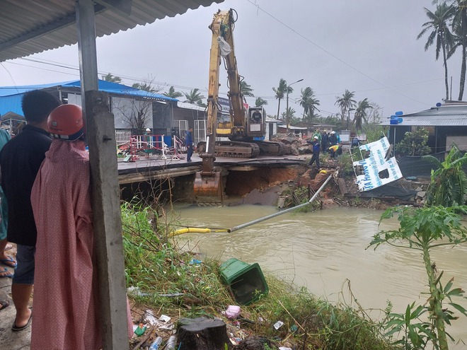 Cận cảnh khắc phục xói lở gây đứt cầu đường các tuyến quốc lộ ở Nam Trung bộ - Ảnh 2.
