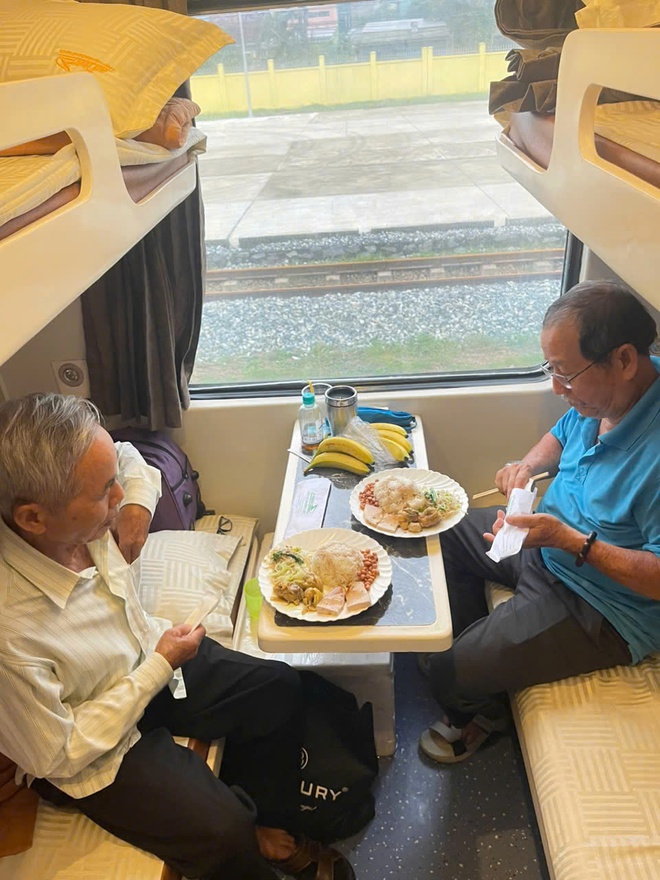 41 đoàn tàu khách phải dừng chạy do mưa lũ ở Nam Trung Bộ- Ảnh 4.