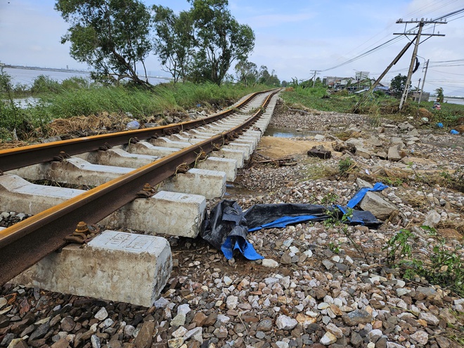 Ngừng chạy 9 đoàn tàu khách qua Nam Trung Bộ- Ảnh 1.