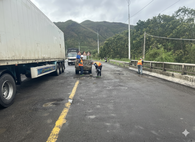 Video cận cảnh sạt lở taluy âm khu vực đèo Cả và đèo Cổ Mã trên tuyến QL1 - Ảnh 4.