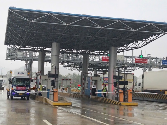 Miễn thu phí xe cứu trợ mưa lũ qua 21 trạm BOT do Đèo Cả quản lý - Ảnh 1.