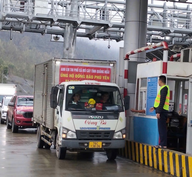 Miễn thu phí xe cứu trợ mưa lũ qua 21 trạm BOT do Đèo Cả quản lý - Ảnh 3.