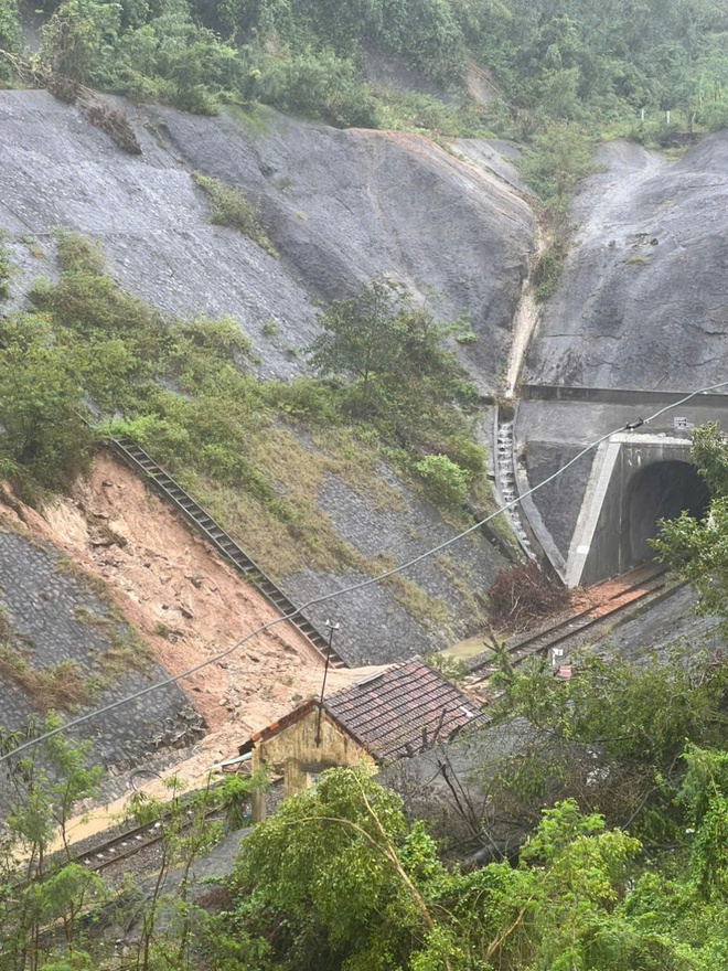 Phấn đấu ngày 25 – 26/11 thông tàu qua khu vực Nam Trung Bộ - Ảnh 3.