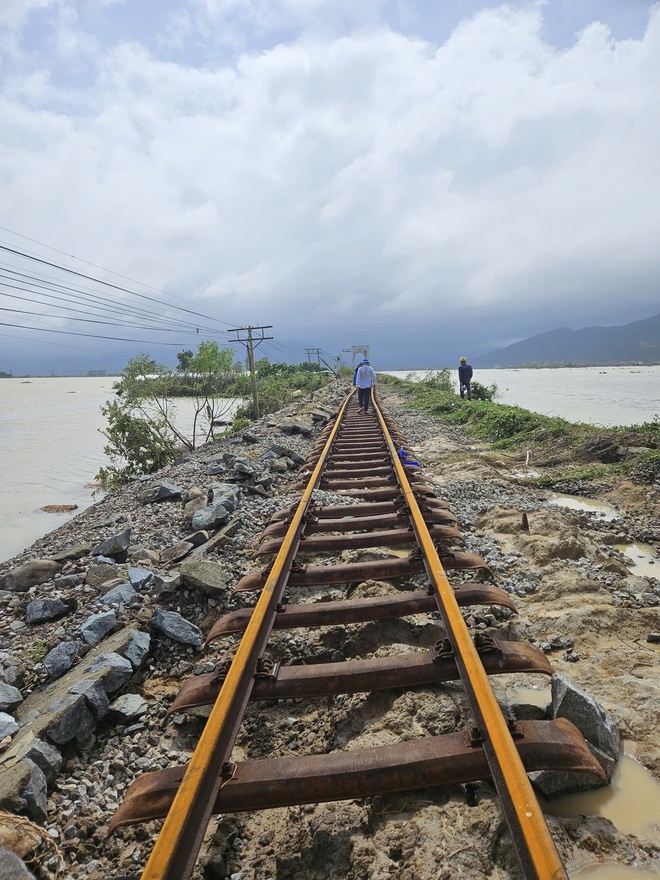 Phấn đấu ngày 25 – 26/11 thông tàu qua khu vực Nam Trung Bộ - Ảnh 4.