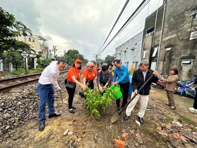 Đà Nẵng nhân rộng mô hình "Đường tàu–Đường hoa", tạo cảnh quan xanh đường sắt - Ảnh 4.