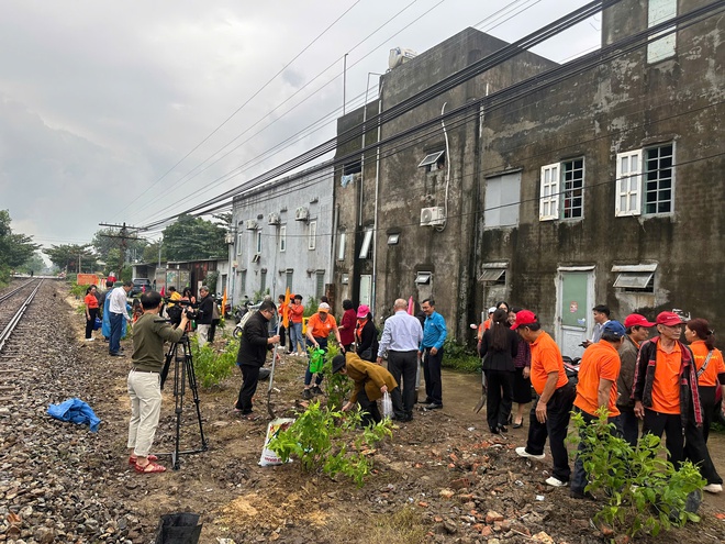 Đà Nẵng nhân rộng mô hình "Đường tàu–Đường hoa", tạo cảnh quan xanh đường sắt - Ảnh 5.