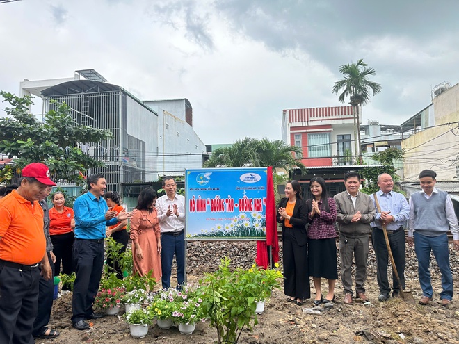 Đà Nẵng nhân rộng mô hình "Đường tàu–Đường hoa", tạo cảnh quan xanh đường sắt - Ảnh 3.