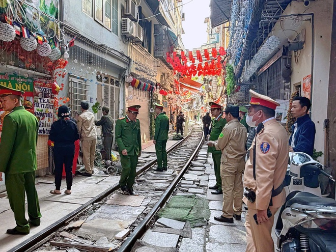 Hà Nội mạnh tay dẹp “đường tàu cà phê”, yêu cầu 30 hộ kinh doanh cam kết không tái lấn chiếm- Ảnh 4.