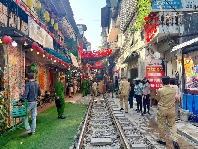 Hà Nội mạnh tay dẹp “đường tàu cà phê”, yêu cầu 30 hộ kinh doanh cam kết không tái lấn chiếm- Ảnh 2.