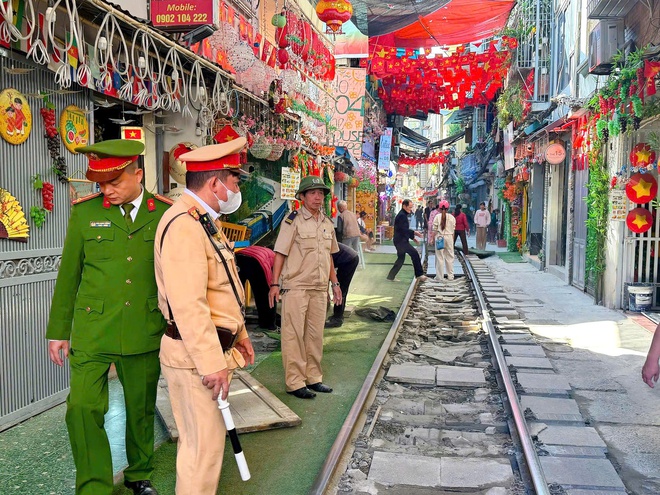 Hà Nội mạnh tay dẹp “đường tàu cà phê”, yêu cầu 30 hộ kinh doanh cam kết không tái lấn chiếm- Ảnh 1.
