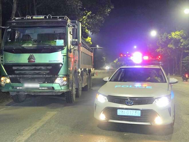 CSGT Hà Nội đồng loạt xuyên đêm xử lý xe tải "hổ vồ" chở quá tải - Ảnh 5.