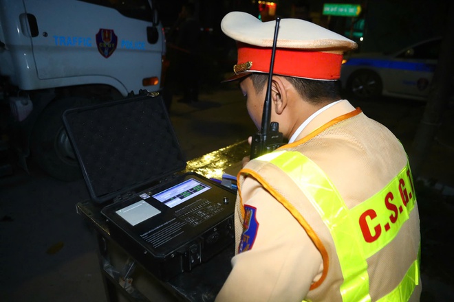 CSGT Hà Nội đồng loạt xuyên đêm xử lý xe tải "hổ vồ" chở quá tải - Ảnh 4.