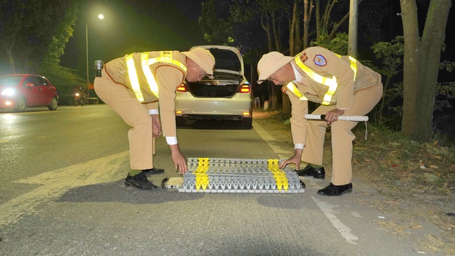 CSGT Hà Nội đồng loạt xuyên đêm xử lý xe tải "hổ vồ" chở quá tải - Ảnh 1.