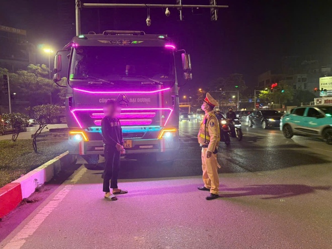 CSGT Hà Nội đồng loạt xuyên đêm xử lý xe tải "hổ vồ" chở quá tải - Ảnh 2.