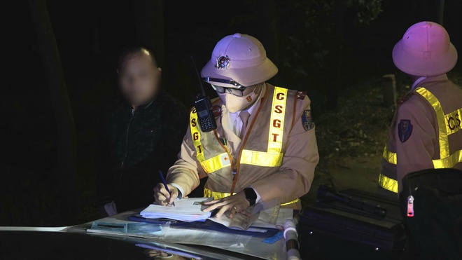 CSGT Hà Nội đồng loạt xuyên đêm xử lý xe tải "hổ vồ" chở quá tải - Ảnh 3.