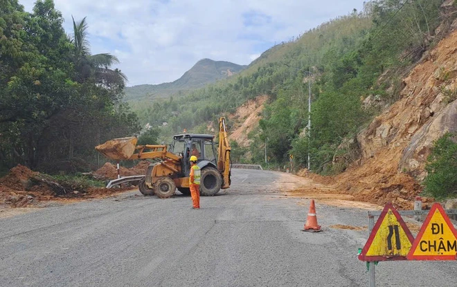 Cận cảnh khắc phục hư hỏng mặt đường, đảm bảo ATGT trên QL1, QL1D - Ảnh 18.