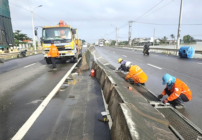 Cận cảnh khắc phục hư hỏng mặt đường, đảm bảo ATGT trên QL1, QL1D - Ảnh 4.