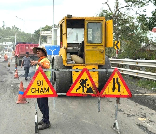 Cận cảnh khắc phục hư hỏng mặt đường, đảm bảo ATGT trên QL1, QL1D - Ảnh 10.