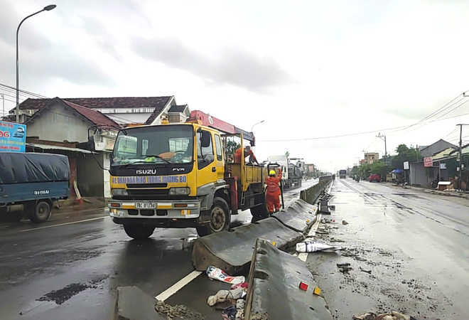 Cận cảnh khắc phục hư hỏng mặt đường, đảm bảo ATGT trên QL1, QL1D - Ảnh 5.