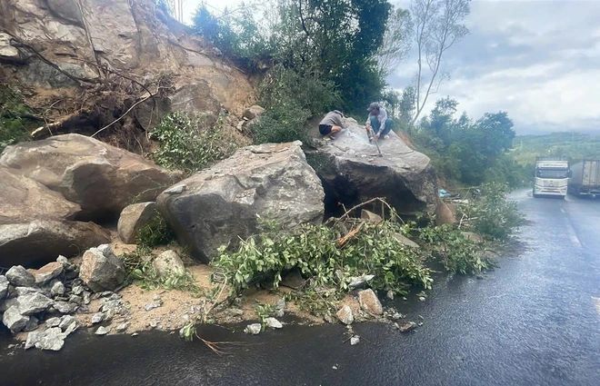 Cận cảnh khắc phục hư hỏng mặt đường, đảm bảo ATGT trên QL1, QL1D - Ảnh 22.