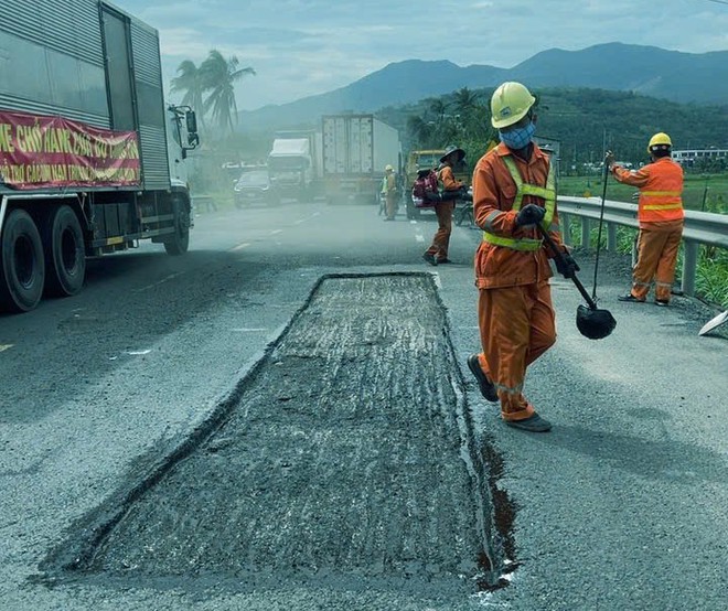 Cận cảnh khắc phục hư hỏng mặt đường, đảm bảo ATGT trên QL1, QL1D - Ảnh 13.