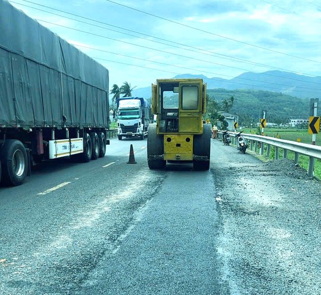 Cận cảnh khắc phục hư hỏng mặt đường, đảm bảo ATGT trên QL1, QL1D - Ảnh 9.