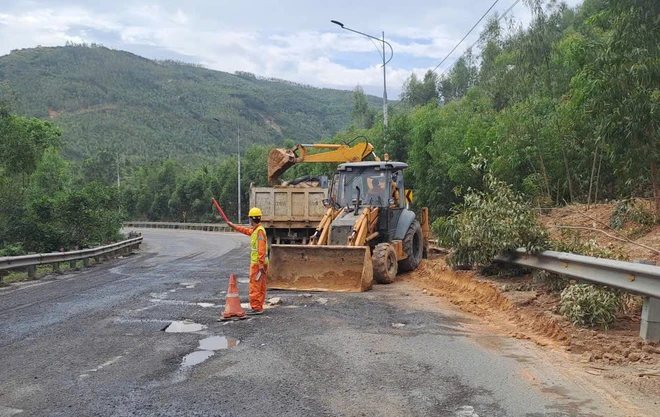 Cận cảnh khắc phục hư hỏng mặt đường, đảm bảo ATGT trên QL1, QL1D - Ảnh 26.