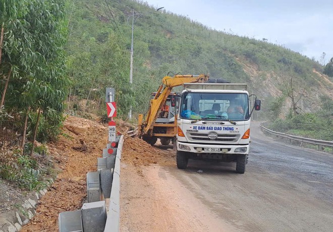 Cận cảnh khắc phục hư hỏng mặt đường, đảm bảo ATGT trên QL1, QL1D - Ảnh 25.