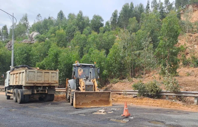 Cận cảnh khắc phục hư hỏng mặt đường, đảm bảo ATGT trên QL1, QL1D - Ảnh 20.