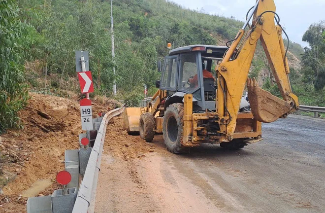 Cận cảnh khắc phục hư hỏng mặt đường, đảm bảo ATGT trên QL1, QL1D - Ảnh 23.